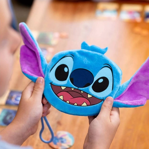 Sachet en peluche et jeton Stitch itinérant inclus dans la boîte