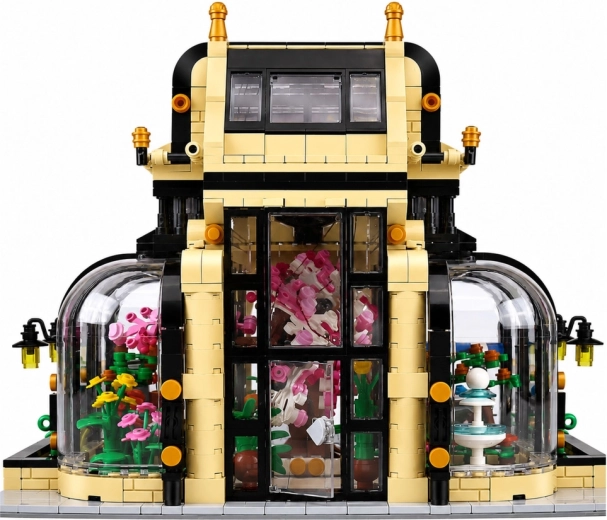 Orangerie vitrée riche en détails floraux