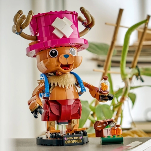 Figurine articulée de Chopper sur un socle d’exposition