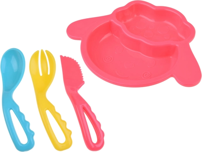 Chaise haute et vaisselle pour un jeu réaliste