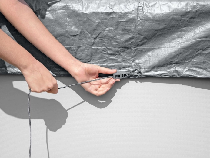 Fixation coupe‑vent et ajustement serré