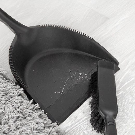 Peigne pratique pour nettoyer la balayette