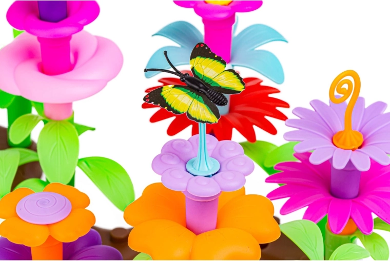Décorations en plus : petits papillons et détails colorés