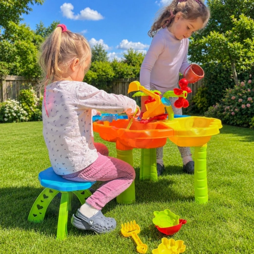 Jeu avec l’eau et le sable