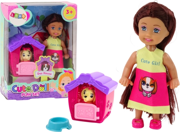 Mini poupée avec de longs cheveux et jupe colorée avec un chien et une niche