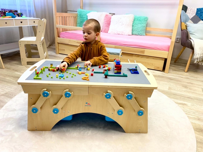 Une table sûre pour les petits constructeurs