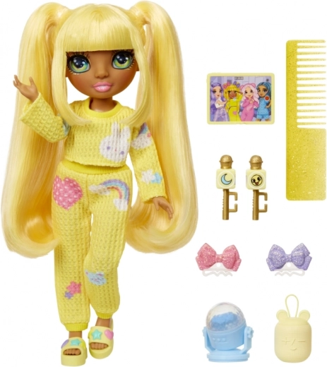 Pyjama jaune et longs cheveux