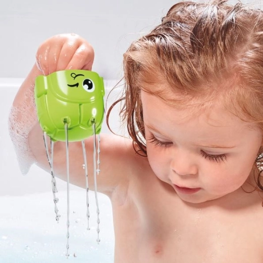 Jeux d’eau dans la baignoire comme dans la petite piscine