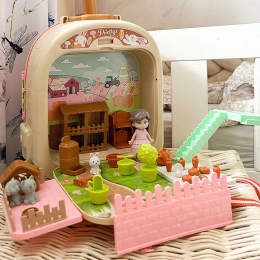 Une ferme avec jardin et animaux