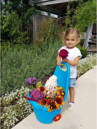 Amusement et apprentissage au jardin comme au bac à sable