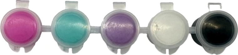 Cinq couleurs vives dans des gobelets pratiques