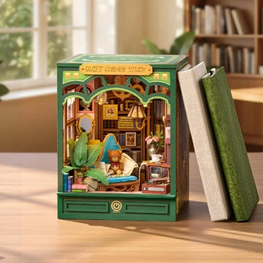 Salle d’étude miniature détaillée entre les livres