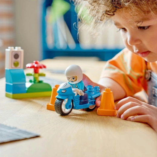 Jeu imaginatif avec la policière