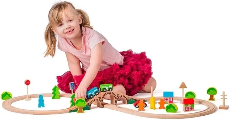 Jeu créatif avec un circuit de train en bois