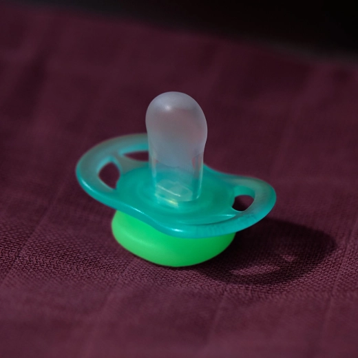 Tétine en silicone souple et protège-bords délicat