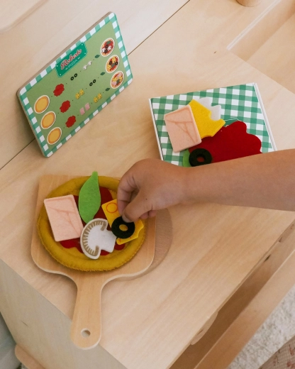 Pizza authentique sur pelle en bois