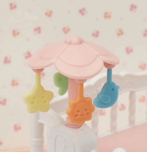 Un mobile rotatif pour les petits triplés