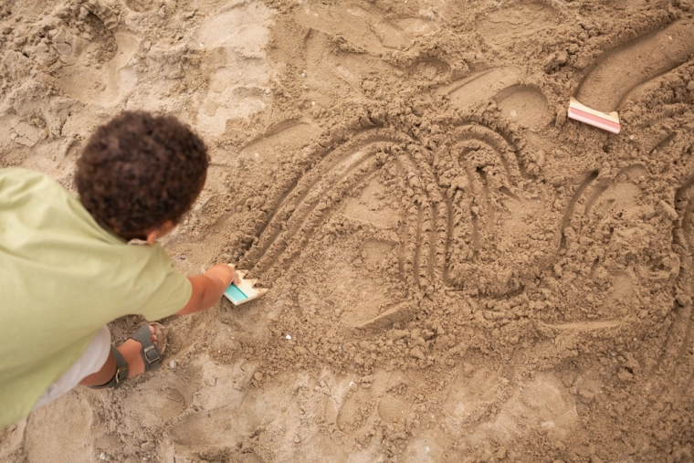 Des jeux créatifs dans le bac à sable ou à la plage