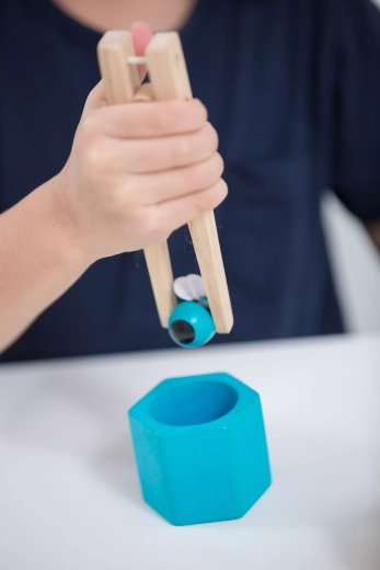 Prise précise avec la pince pour la motricité fine