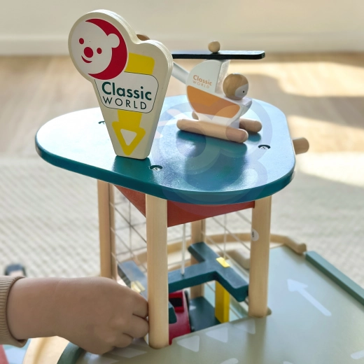 Hélipad et hélicoptère sur le toit