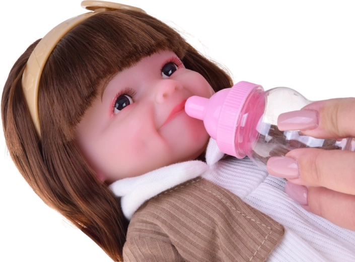 Soins réalistes avec biberon et couche