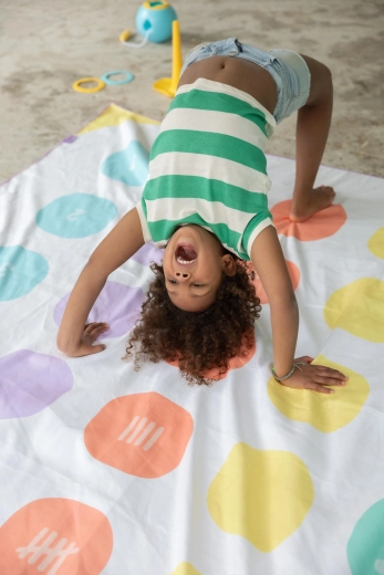 Serviette de plage et tapis de jeu enfant Quut 2-en-1 avec jeu d’équilibre XL 180 × 180 cm