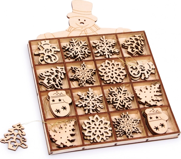 Décorations de Noël en bois dans une boîte