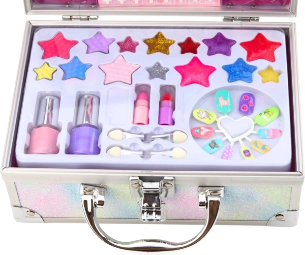 Tout pour le maquillage et la manucure des enfants dans une seule trousse