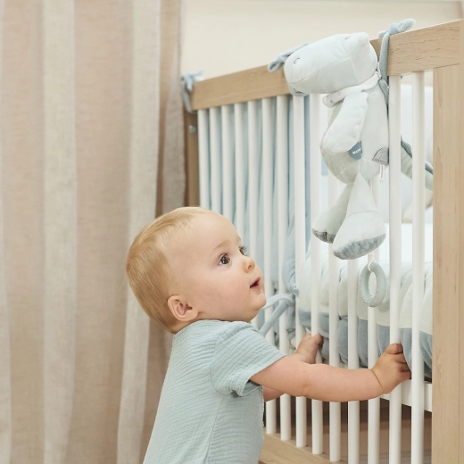 Fixation sûre dans le coin des enfants