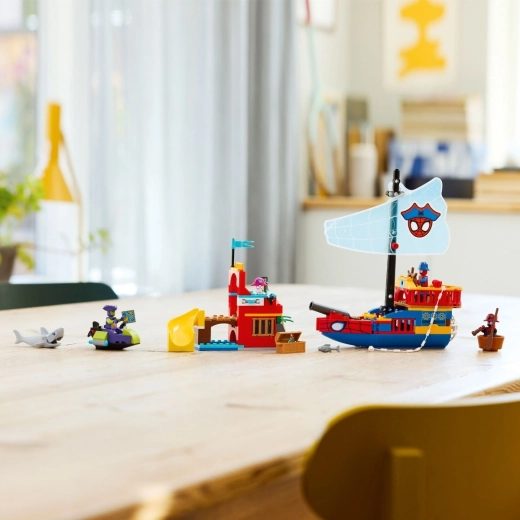 Bateau pirate d’action avec tirs et toile