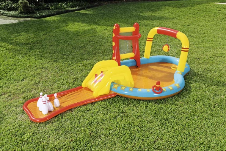 Amusement dans l’eau et jeux au jardin