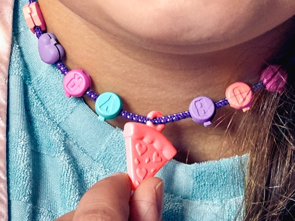 Coiffage, perles et pendentif pizza