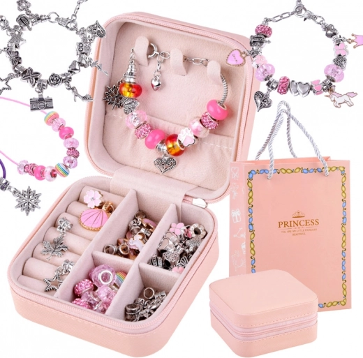 Ensemble de perles dans un écrin pour la création de colliers