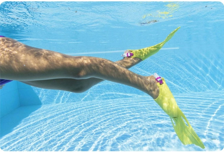 Nage plus rapide avec les palmes
