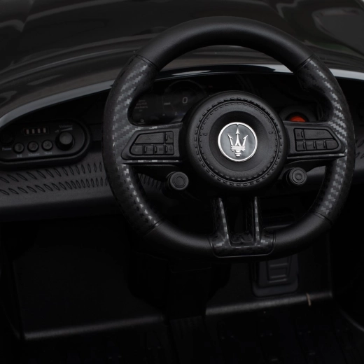 Confort et divertissement : roues EVA, éco-cuir et Bluetooth