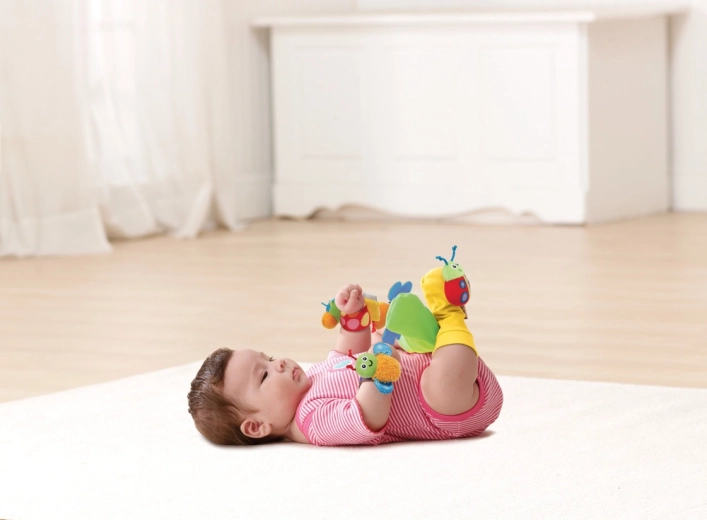 Pieds en mouvement : hochets cousus aux chaussettes