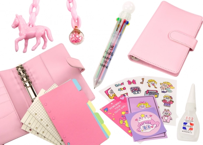 Bloc-notes rose avec accessoires et design en cuir