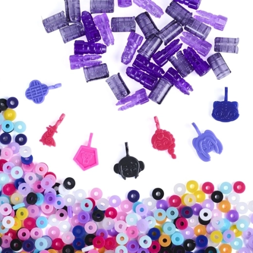 Perles colorées et breloques pour un look original