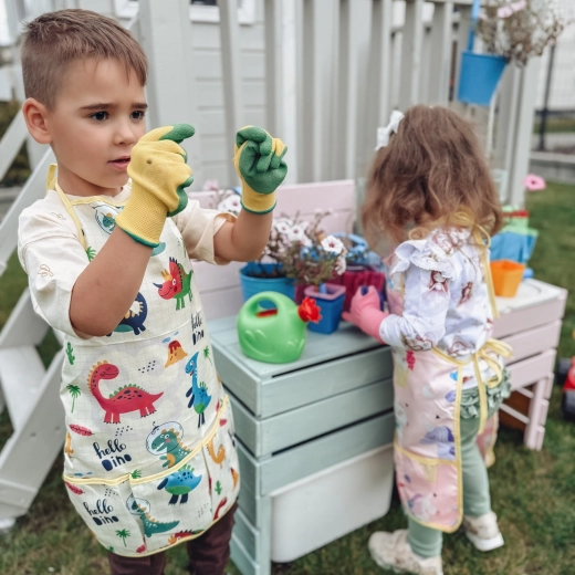 Tablier avec de joyeux dinosaures