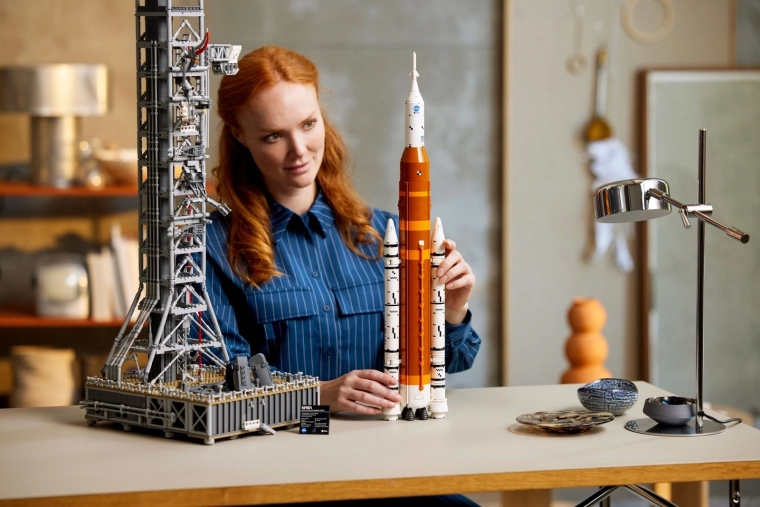 Fusée à étages avec boosters amovibles