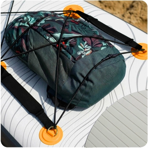 Espace de rangement avant avec sandows bungee