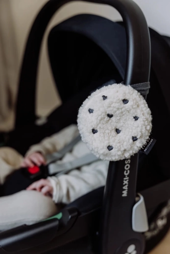 Fixation facile sur poussette, siège auto et lit bébé