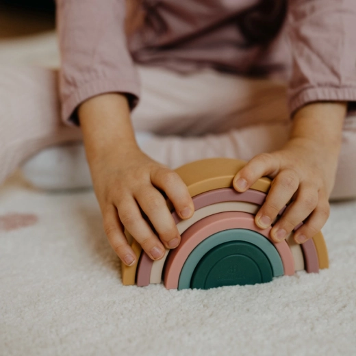 Favorise la motricité fine et la coordination