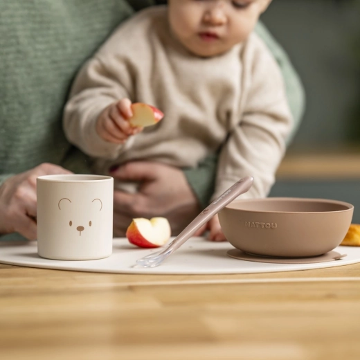 Cuillère ergonomique et tasse pour petites mains