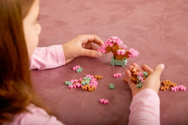 Bonsaï fleuri composé de petites pièces