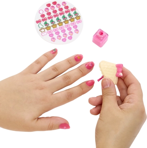Véritable amusement avec vernis et autocollants pour ongles