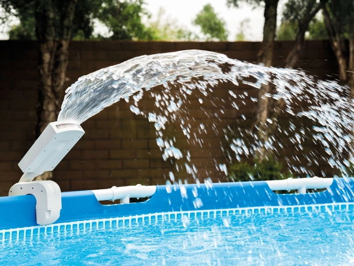 Montage facile et compatibilité avec les piscines INTEX