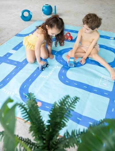 Serviette pour enfants Quut et tapis de jeu Routes XL 180 × 180 cm