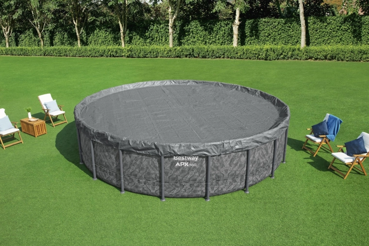 Une couverture qui garde la piscine propre