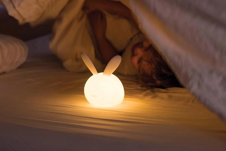 Veilleuse LED Nattou avec capteur de pleurs – lapin en silicone Lapidou
